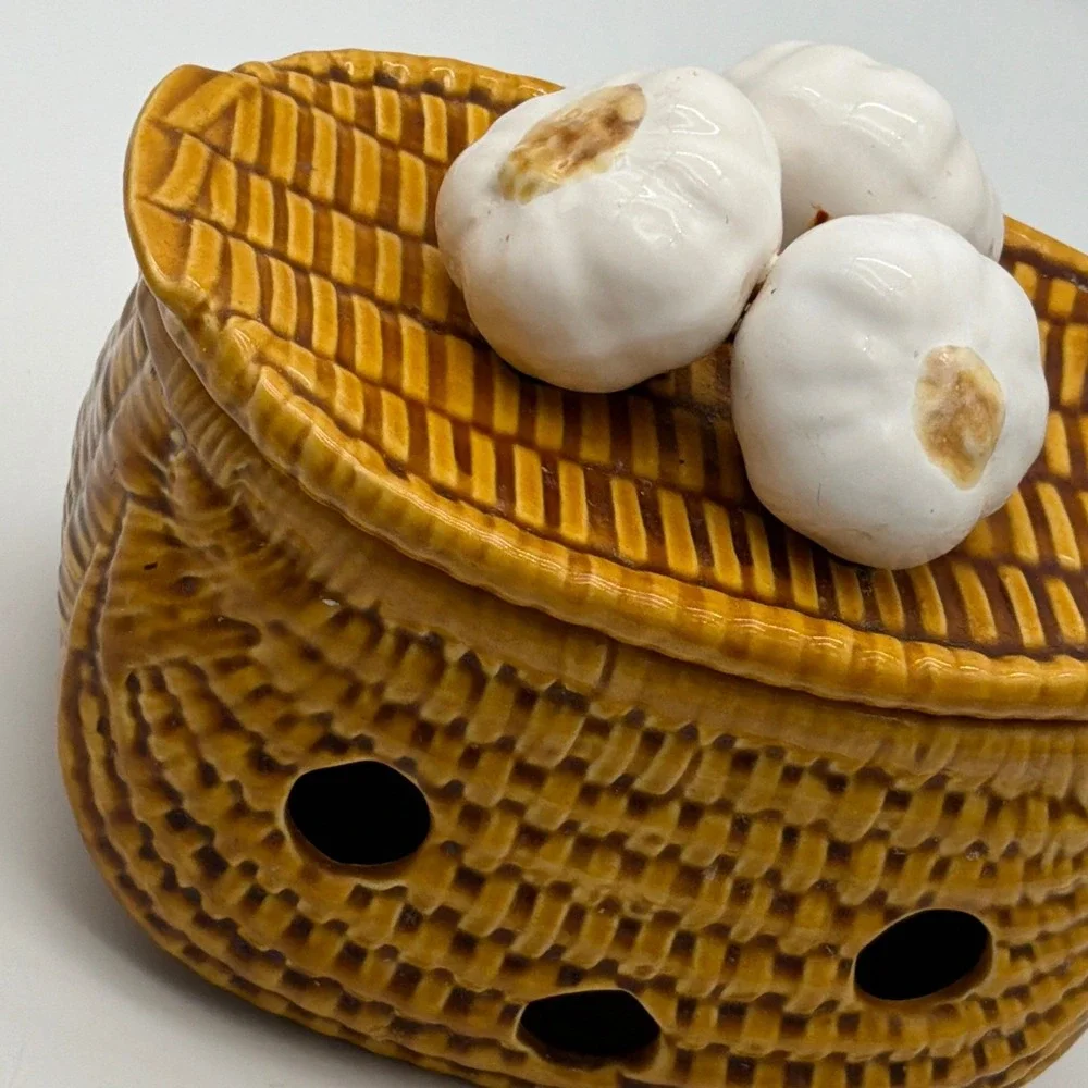 Ceramic Garlic Keeper Woven Basket Style Storage Jar with Garlic Bulb Lid Brown